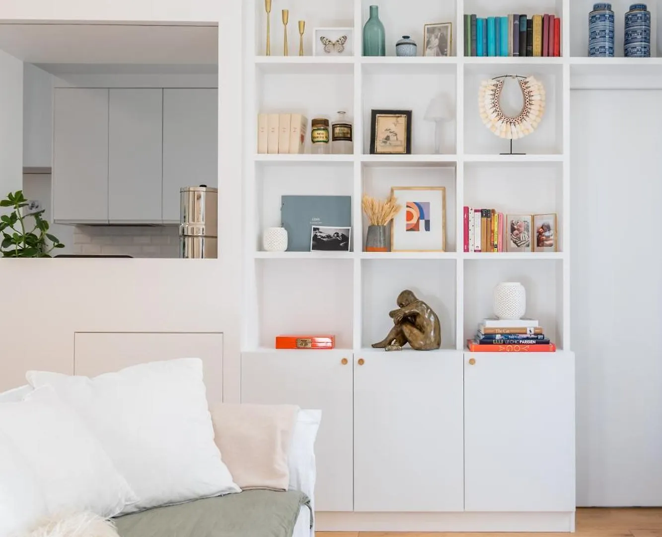 Veeve - Wondrous In White Apartment Paris France
