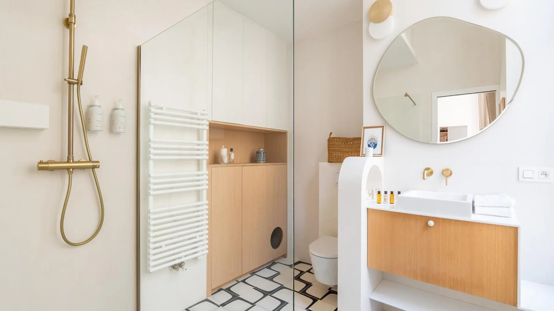 Veeve - Wondrous In White Apartment Paris