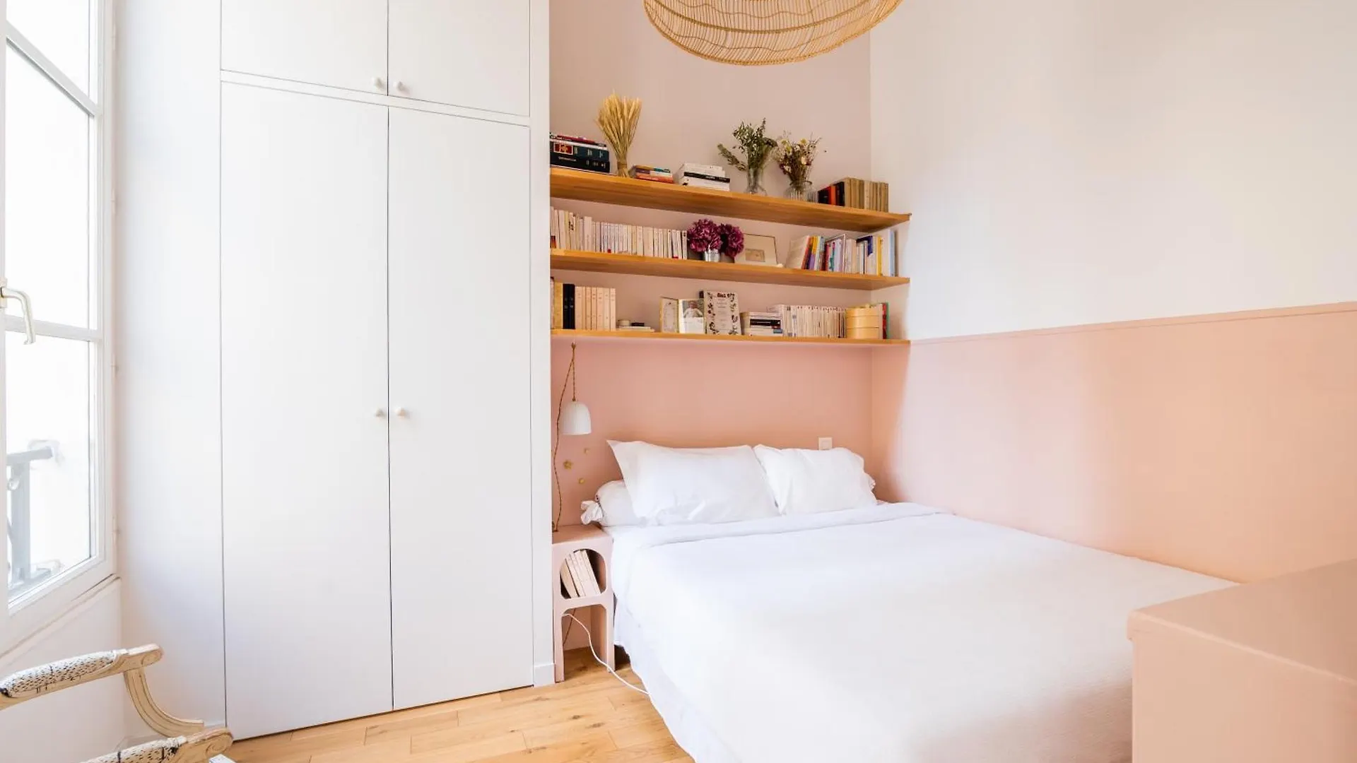 Veeve - Wondrous In White Apartment Paris