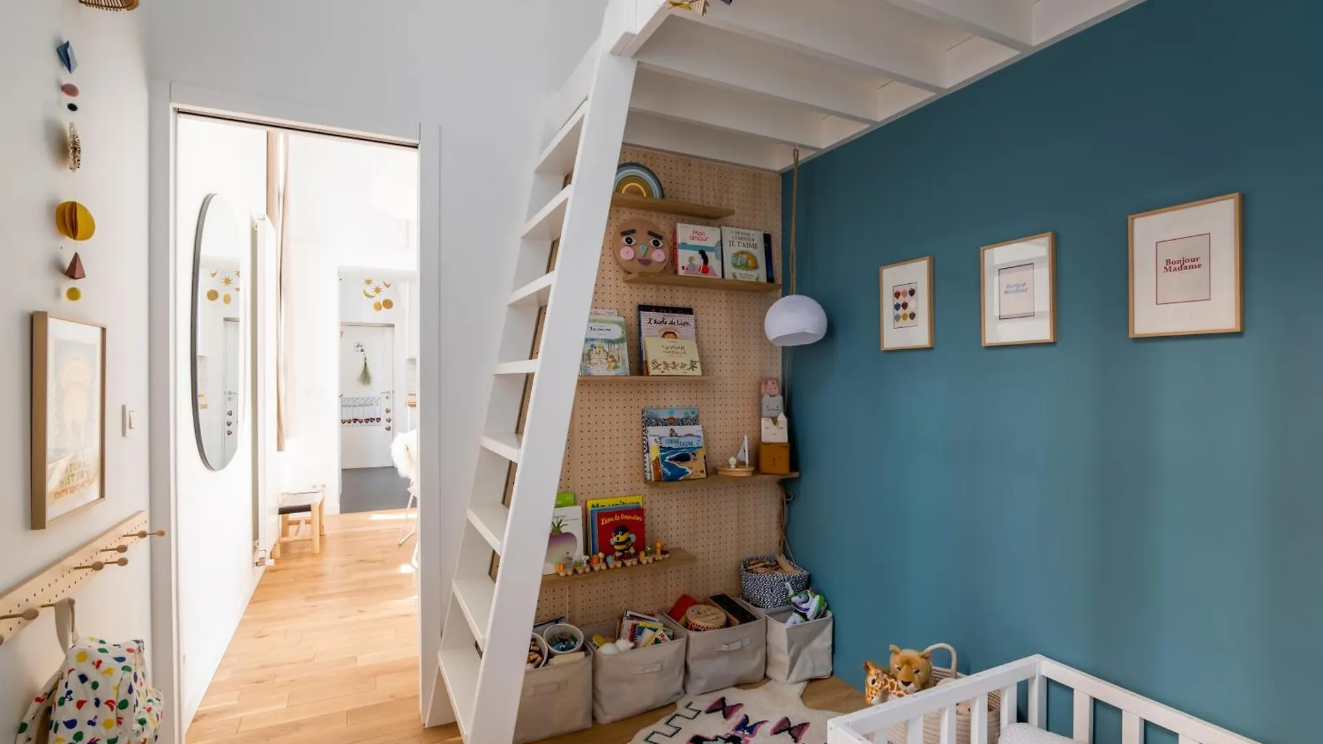 Veeve - Wondrous In White Apartment Paris 0*,  France