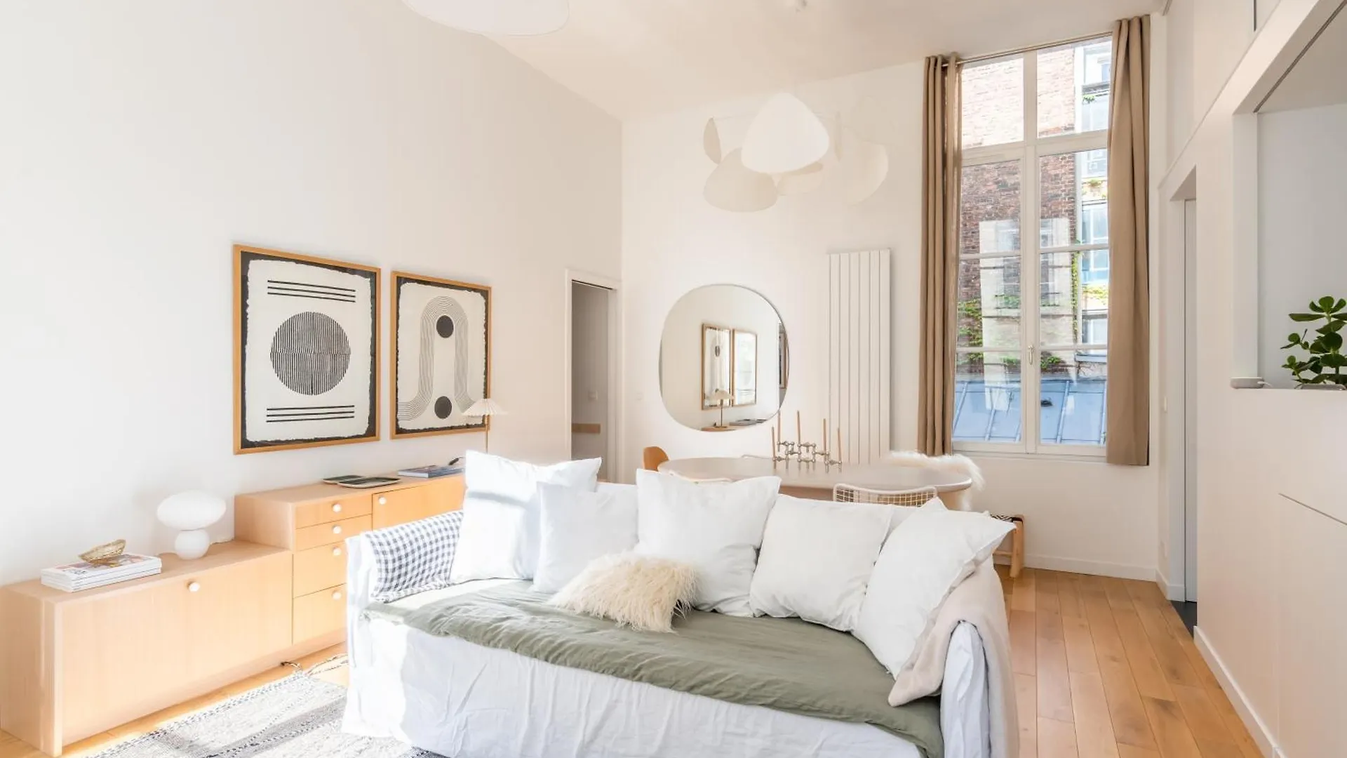 Veeve - Wondrous In White Apartment Paris