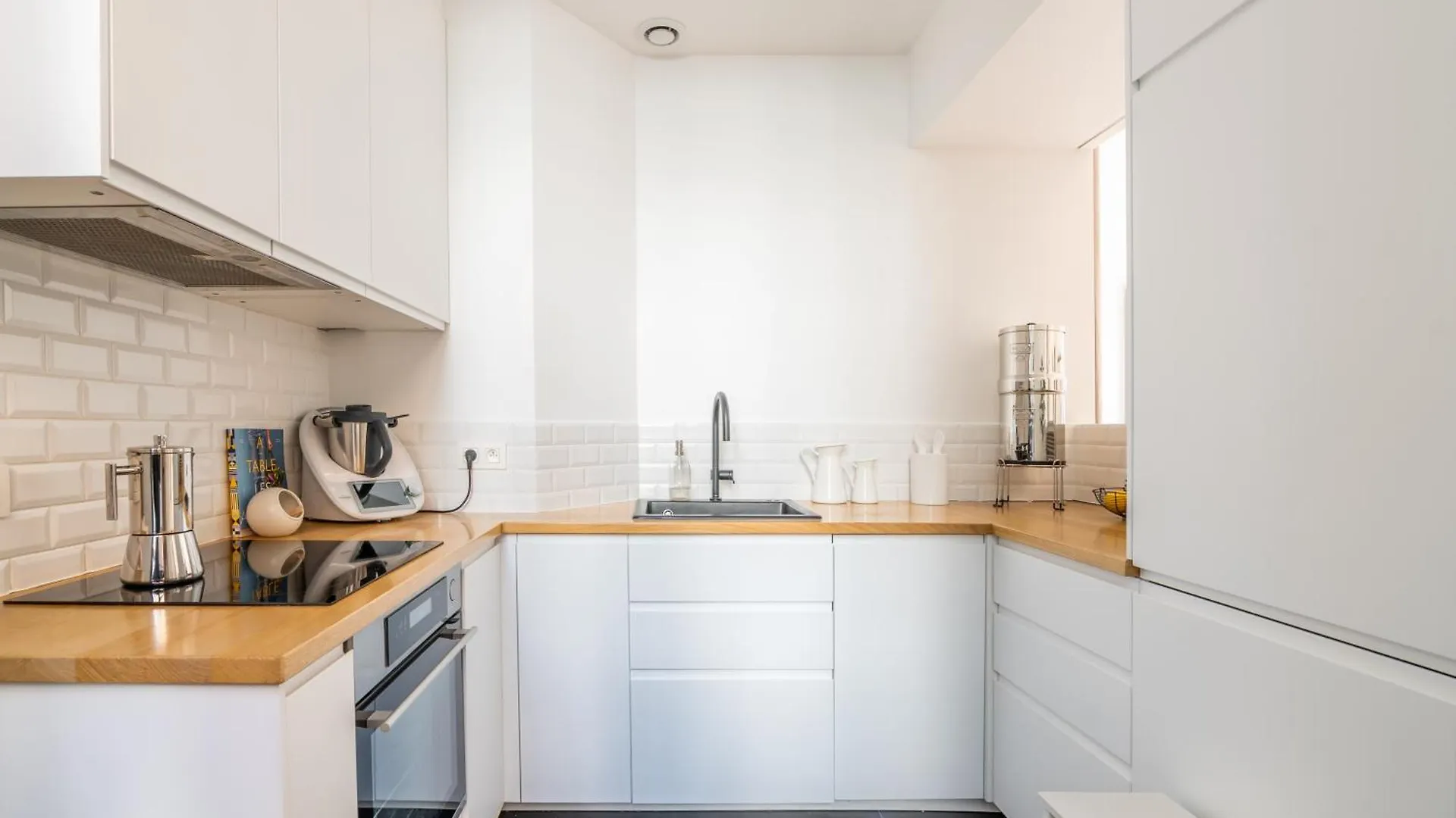 Veeve - Wondrous In White Apartment Paris