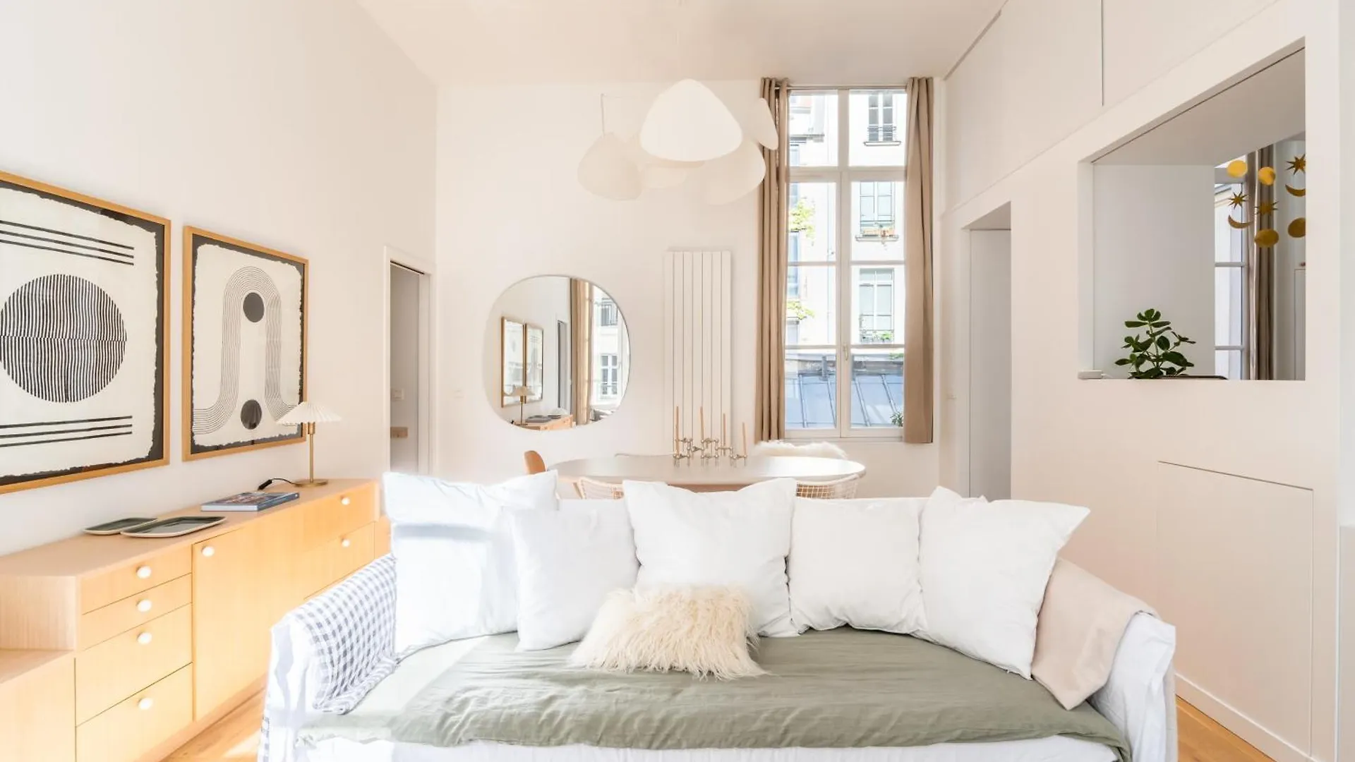 Veeve - Wondrous In White Apartment Paris France