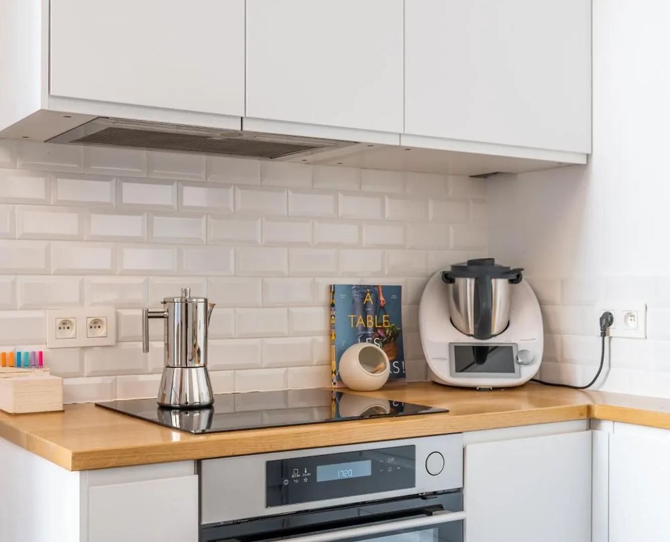 Veeve - Wondrous In White Apartment Paris