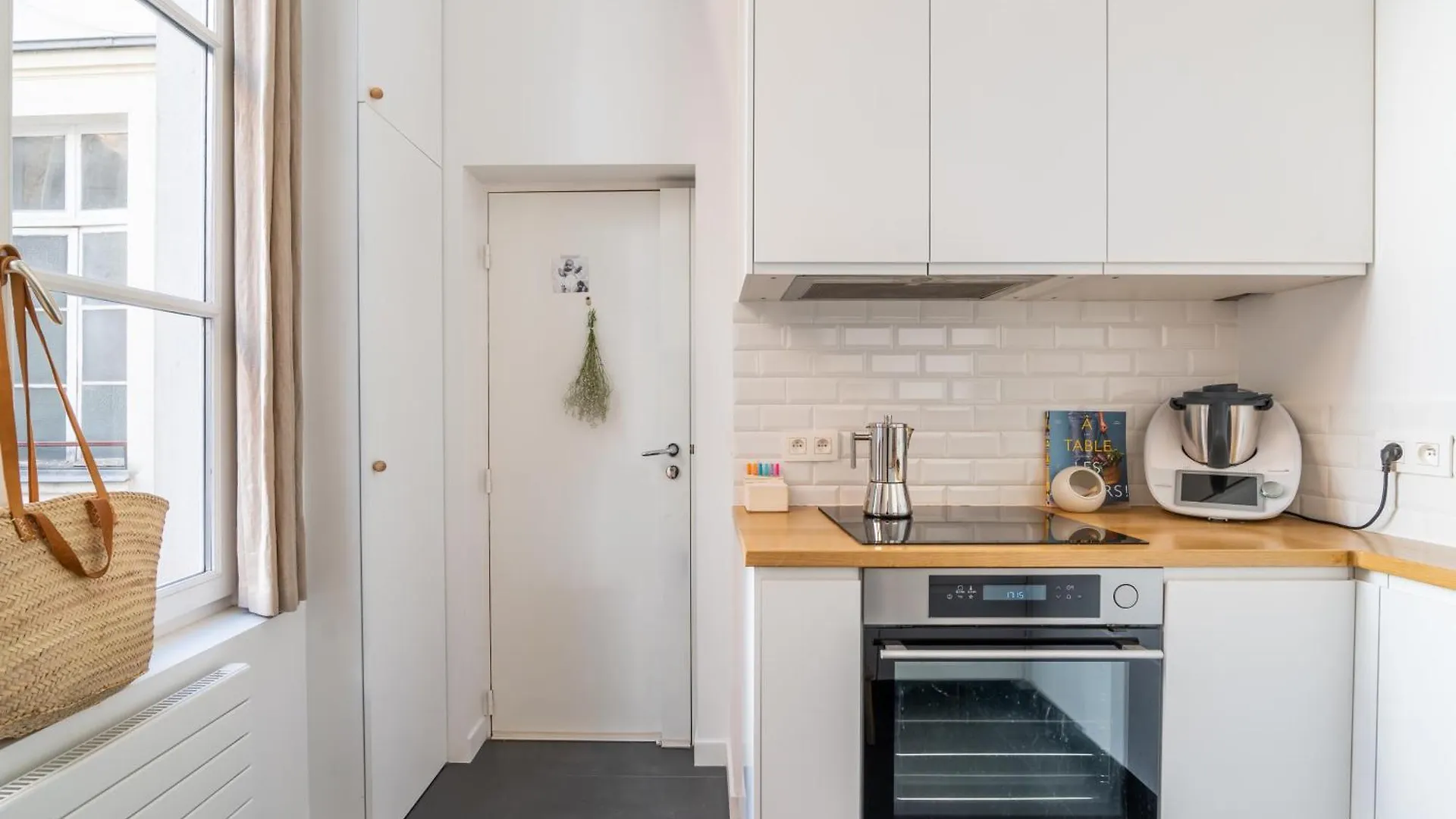 Veeve - Wondrous In White Apartment Paris