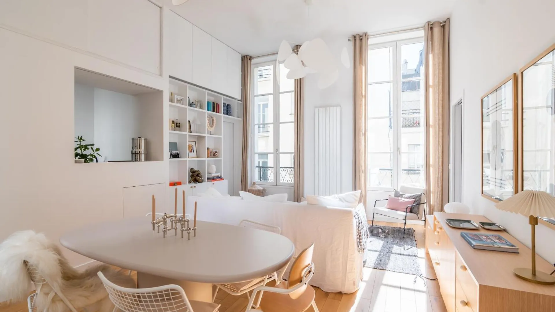 Veeve - Wondrous In White Apartment Paris